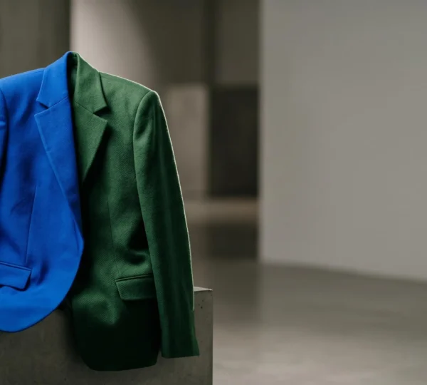 Blazer de couleur vibrante symbolisant le pouvoir et le leadership dans un contexte professionnel moderne