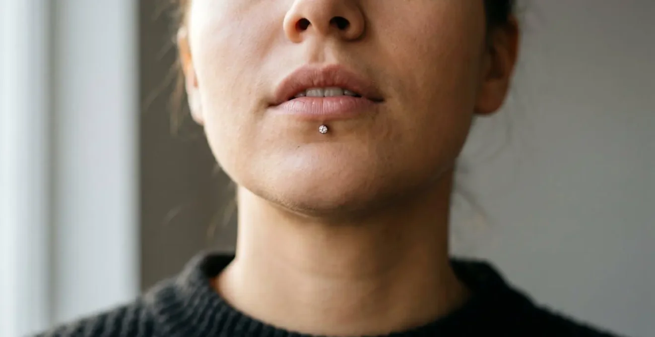 Gros plan artistique d'un menton harmonieux avec piercing labret centré mettant en valeur l'équilibre facial