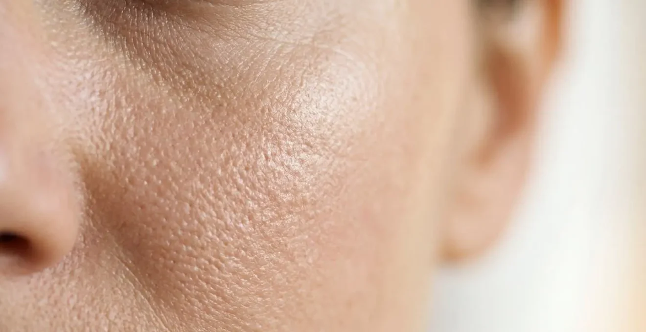 Gros plan sur une peau de visage montrant la texture et l'hydratation naturelle, sans maquillage ni texte visible
