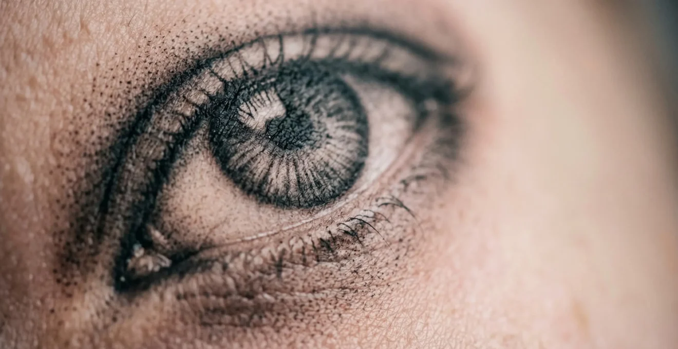 Gros plan d'une peau tatouée avec des détails réalistes montrant la texture naturelle du derme