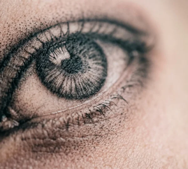 Gros plan d'une peau tatouée avec des détails réalistes montrant la texture naturelle du derme