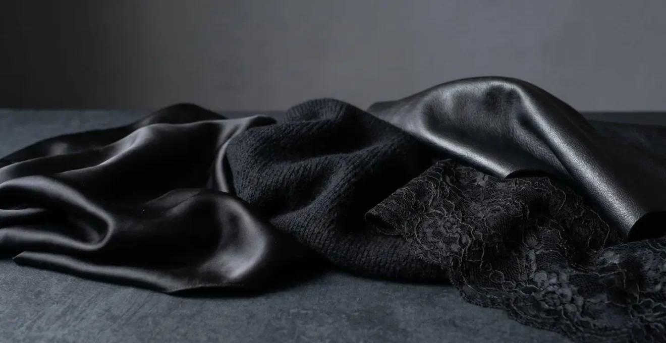 Composition texturée de vêtements noirs aux matières contrastées pour un total look sophistiqué
