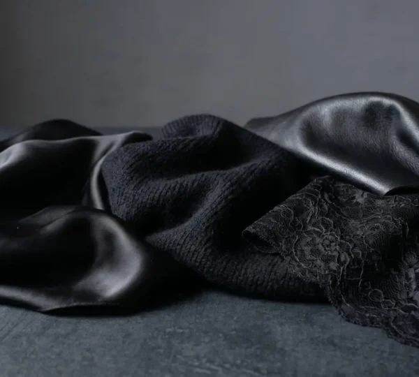 Composition texturée de vêtements noirs aux matières contrastées pour un total look sophistiqué