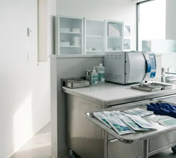 Verification des normes d'hygiene dans un salon de tatouage professionnel avec equipements steriles et protocole sanitaire conforme ARS