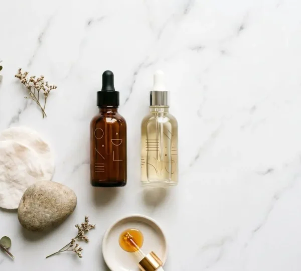 Composition minimaliste de produits de soin pour le visage illustrant une routine beauté équilibrée avec vitamine C et rétinol